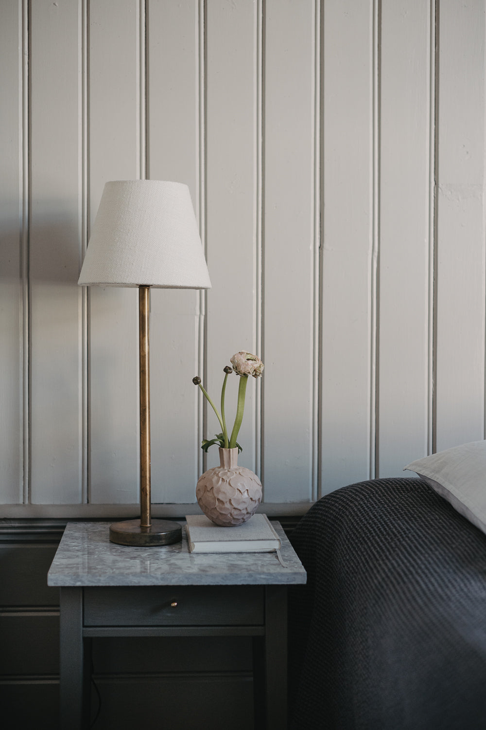 Karin D27 linne grov off-white bordslampskärm tillsammans med Sten H51 antikguld, miljöbild