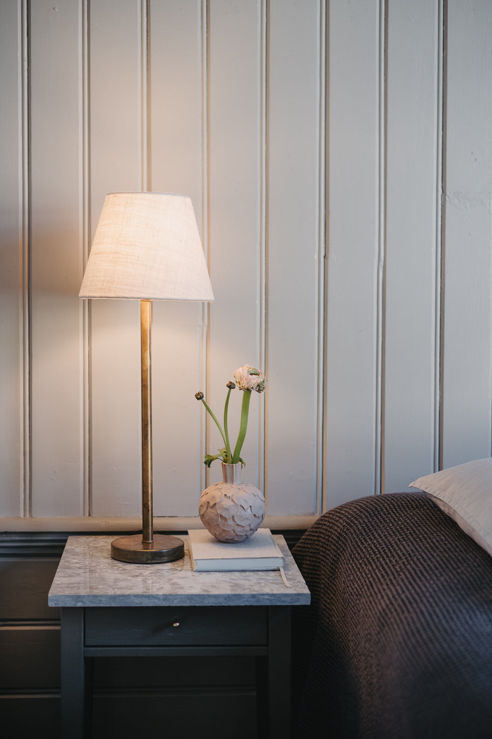 Karin D27 linne grov off-white bordslampskärm tillsammans med Sten H51 antikguld, miljöbild, bild 2