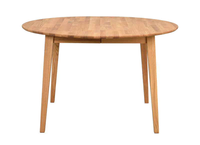Filippa runt matbord Ek