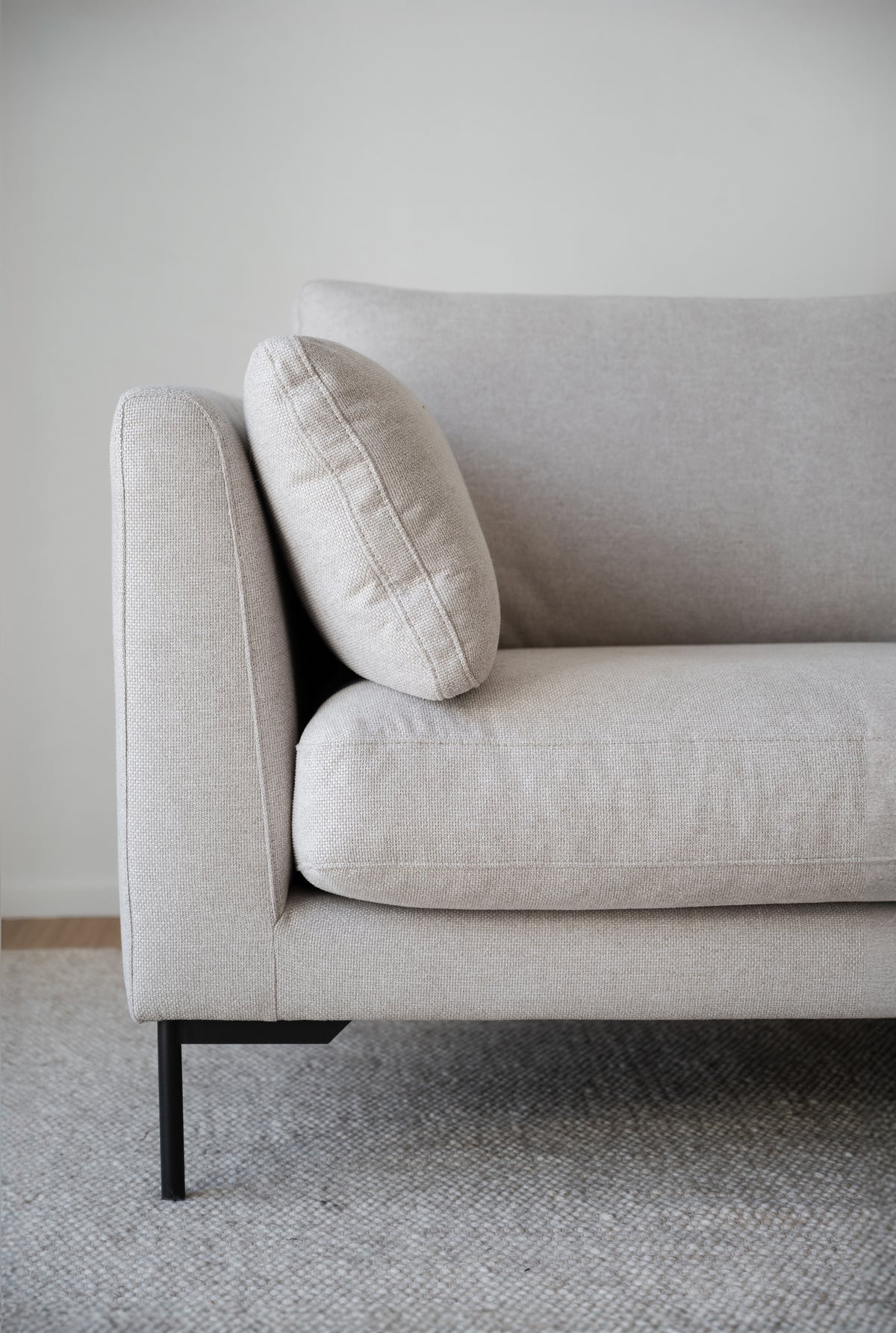 Corwin 2,5-sitssoffa i ljusbeige tyg med svarta metallben i vardagsrum, miljöbild (3)