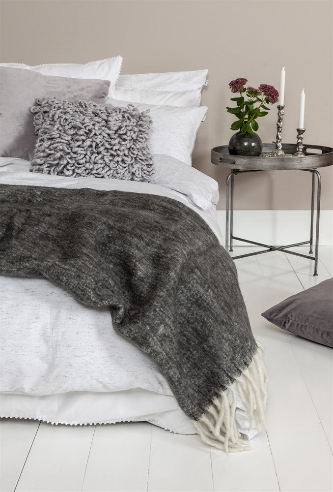 
                      
                        Pläd Morgan – Ullpläd med fransar från Mogihome
                      
                    