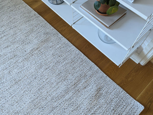 Rosenfred ullmatta, ljusgrå från Interiören